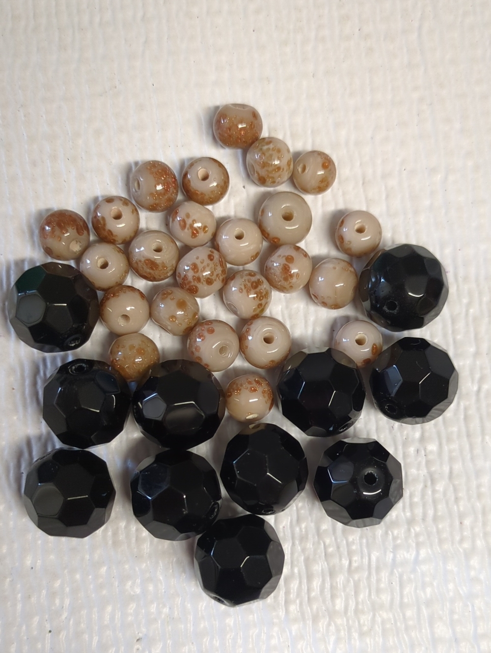 🩷5/20🩷R67 Faceted Black Glass/Stone and Cream Glass with Gold Specks Beads